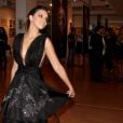 Mariana Rios abusa no decote do vestido