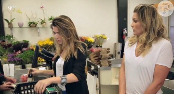 Flávia Alessandra faz compras em delicatessen em Miami, nos Estados UNidos
