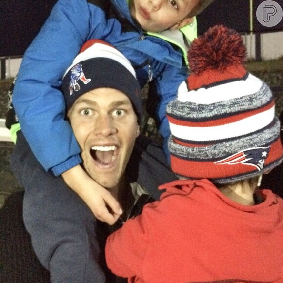 Tom Brady brinca com os filhos, Benjamin e Vivian
