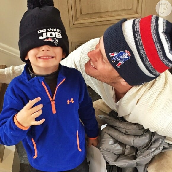 Gisele Bündchen mostra o filho, Benjamin, ao lado do pai, Tom Brady, devidamente uniformizados para a passeata dos Patriots, em 4 de fevereiro de 2015