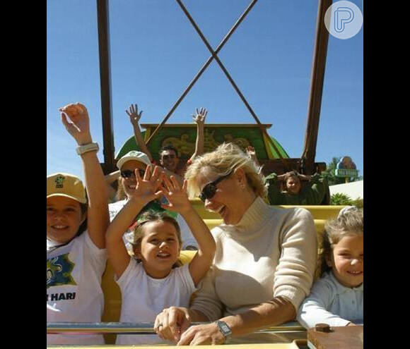 Sasha comemorou o aniversário de 4 anos em um parque de diversão, ao lado da mãe, Xuxa. Olha as duas na montanha-russa