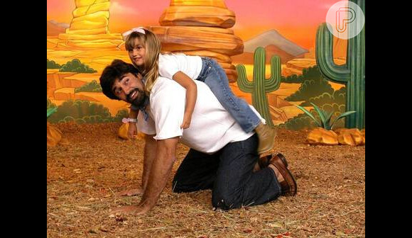Na música 'Pônei', do DVD 'Xuxa Só para Baixinhos', Sasha montou em cima de seu pai, Luciano Szafir