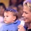 Olha Sasha no colo da mãe, Xuxa, durante o programa 'Planeta Xuxa', em 1999