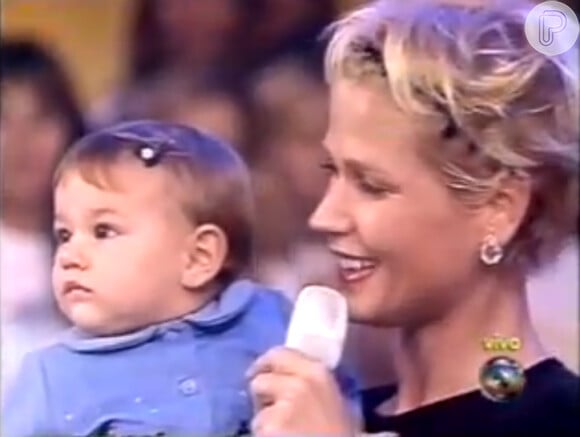 Olha Sasha no colo da mãe, Xuxa, durante o programa 'Planeta Xuxa', em 1999