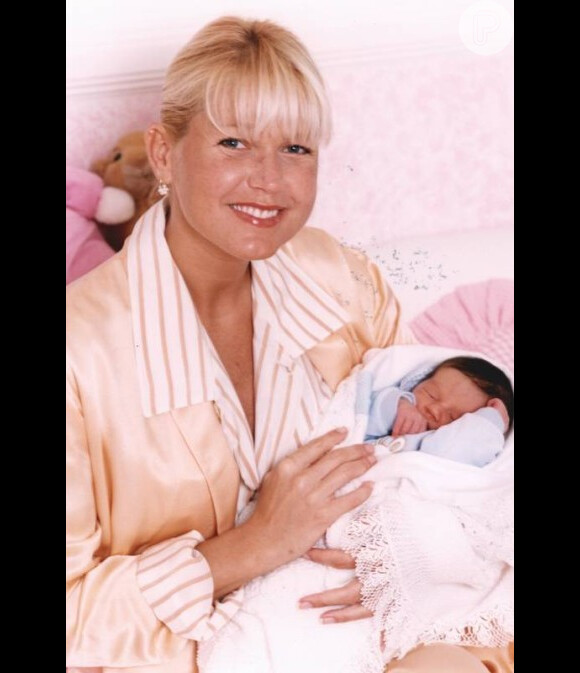 Sasha nasceu no dia 28 de julho de 1998. Está é a primeira imagem de Xuxa com a filha no colo