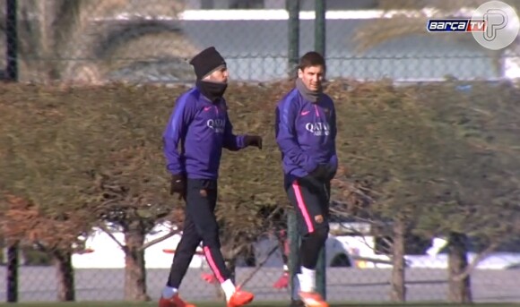 Mesmo com o frio do inverno espanhol, Neymar e Messi treinaram com o Barcelona