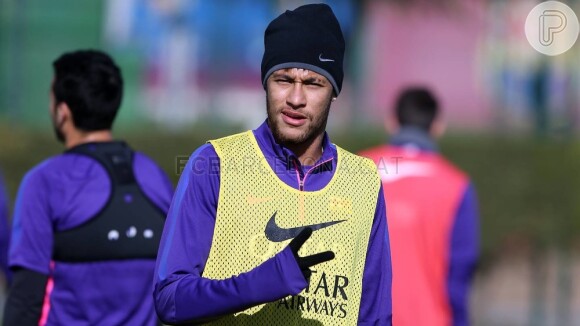 Neymar posou para fotos durante o treino realizado no dia de seu aniversário