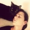 Um dos grandes amores de Lena é seu gato preto, que se chama Azar