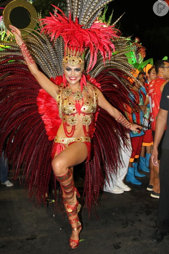 Assim como em 2014, Paloma Bernardi desfila como destaque de chão da escola de samba Grande Rio