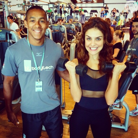 Paloma Bernardi faz musculação e conta com a ajuda de um personal trainer no Rio e outro em São Paulo