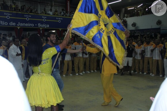 Klebber Toledo samba ao lado do casal de Mestre-Sala e Porta-Bandeira na Unidos da Tijuca