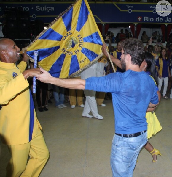 Klebber Toledo cai no samba acompanhado de casal Mestre-Sala e Porta-Bandeira na Unidos da Tijuca