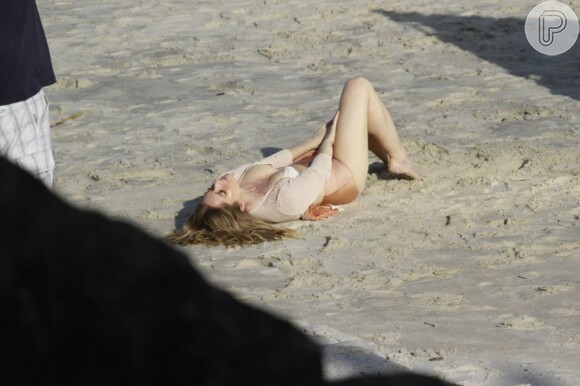 A atriz posou deitada na areia da Praia de Grumari