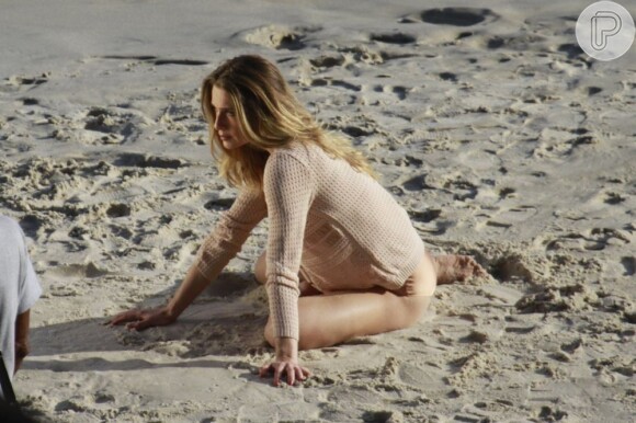 Letícia Spiller posa na na areia para revista