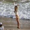 Letícia exibe barriga sarada com quase 40 anos em ensaio na praia