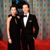 Benedict Cumberbatch, de 'O jogo da imitação', cruza o tapete vermelho ao lado da mulher, Sophie Hunter