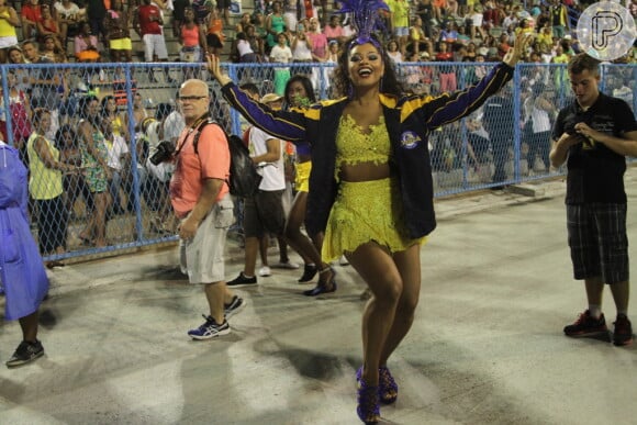 Juliana Alves deixa pernas de fora e mostra boa forma em desfile da Unidos da Tijuca, no Rio