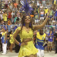 Juliana Alves samba de barriga de fora em ensaio da Unidos da Tijuca, no Rio