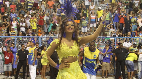 Juliana Alves samba de barriga de fora em ensaio da Unidos da Tijuca, no Rio
