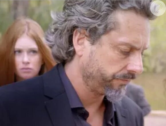 Maria Isis (Marina Ruy Barbosa) vê José Alfredo (Alexandre Nero) dar um beijo em Maria Marta (Lilia Cabral), em 'Império'