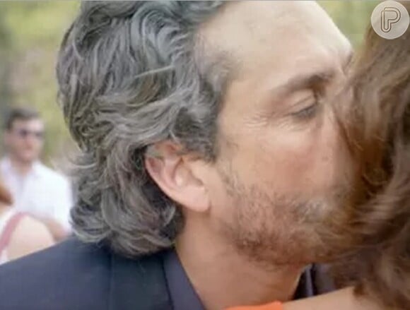 Ao sair da prisão, José Alfredo (Alexandre Nero) beija Maria Marta (Lilia Cabral) na frente de Maria Isis (Marina Ruy Barbosa), que fica sem jeito, em cena de 'Império', em 9 de fevereiro de 2015