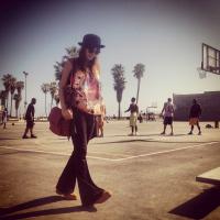 Thaila Ayala curte o festival de música Coachella na Califórnia
