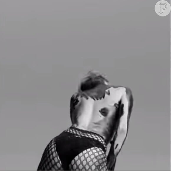 Miley Cyrus sensualiza no vídeo
