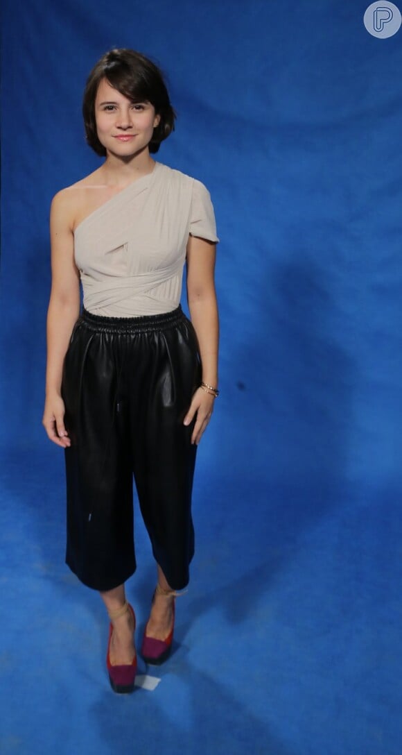 Bianca Comparato combina blusa de um ombro só com calça preta para o lançamento da novela 'Sete Vidas'
