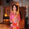 Regina Duarte aposta no look colorido, 'solar', como ela definiu, e confessou: 'Calça do meu pijama'