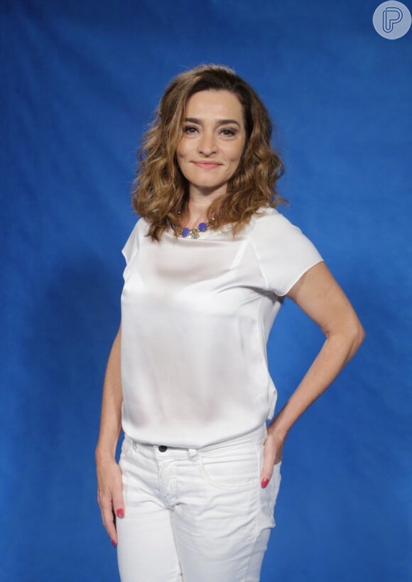 Gisele Fróes usa look branco para o lançamento da novela 'Sete Vidas'