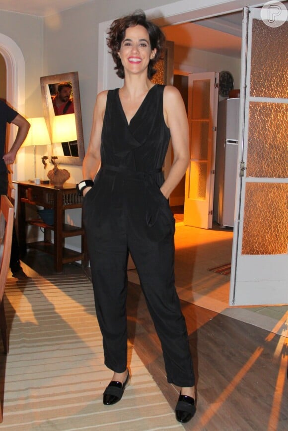 Mariana Lima vestiu um macacão preto Armani e sapatos da marca Schutz para o lançamento da novela 'Sete Vidas'