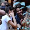 Assim que tornaram o namoro público, Chay Suede e Laura Neiva foram clicados em clima de romance em um bar em São Paulo