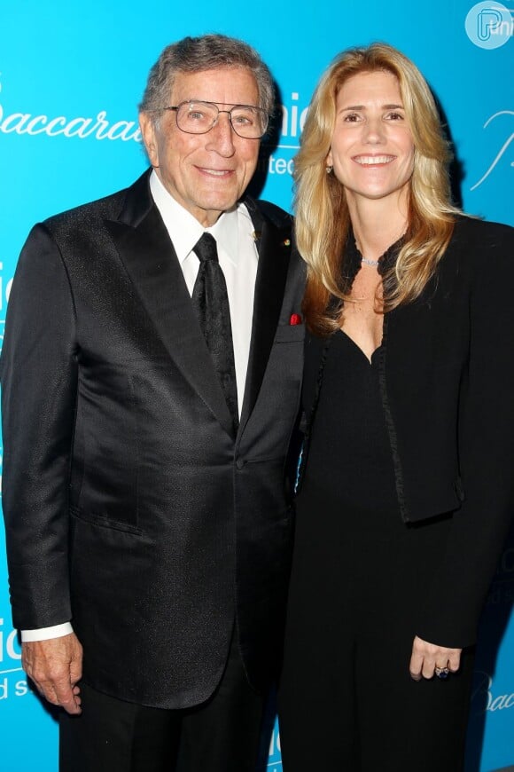 Tony Bennett e sua mulher, Susan Crow, prestigiam evento
