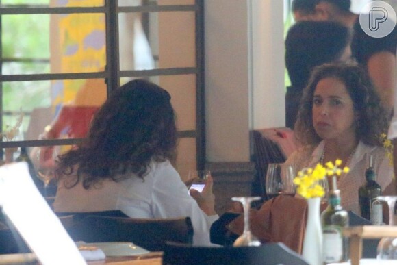 Daniela Mercury e Malu Verçosa são flagradas pela primeira vez no Rio de Janeiro. A cantora e a mulher escolheram o restaurante Alessandro e Frederico, em Ipanema, Zona Sul da cidade, para almoçarem. Em 13 de abril de 2013
