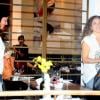 Daniela Mercury e Malu Verçosa perceberam que estavam sendo fotografadas ao deixarem o restaurante, mas sorriram e reagiram com simpatia