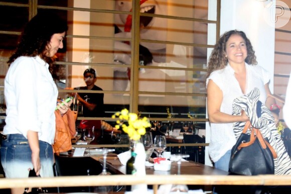 Daniela Mercury e Malu Verçosa perceberam que estavam sendo fotografadas ao deixarem o restaurante, mas sorriram e reagiram com simpatia