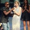 No VMA 2009, Kanye West subiu no palco e disse que Taylor Swift deveria entregar o troféu que ganhou para Beyoncé