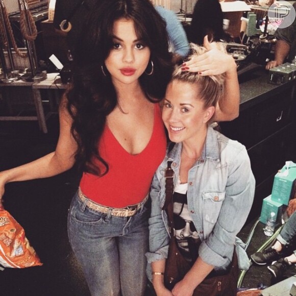 Selena Gomez posa durante bastidores da gravação do clipe 'I Want You To Know'