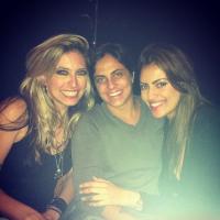 Thammy Miranda curte show com ex-namorada e amiga, em São Paulo