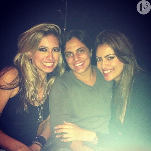 Thammy Miranda posa com a ex-namorada, Linda Barbosa, e com a amiga Thais Piza, em 14 de abril de 2013