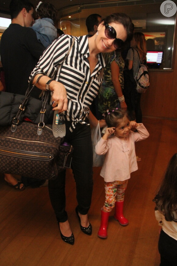 Giovanna Antonelli leva suas filhas gêmeas, Antonia e Sofia, de 2 anos, para assistir à peça 'Chapeuzinho Vermelho' no shopping Fashion Mall, em São Conrado, na Zona Sul do Rio de Janeiro, em 14 de abril de 2013