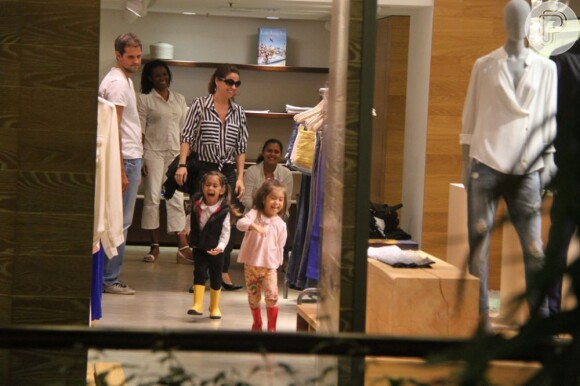 Giovanna Antonelli se diverte com as filhas em uma loja no shopping