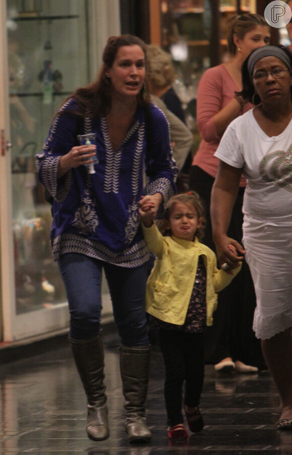 Também no Fashion Mall, Vanessa Lóes se viu às voltas com a birra da sua filha  caçula, Cora, de 3 anos. Coisa de criança!
