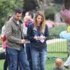 Jessica Alba e a filha contam com a companhia do marido da atriz, Cash Warren, durante o passeio em Beverly Hills