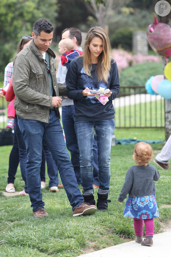 Jessica Alba e a filha contam com a companhia do marido da atriz, Cash Warren, durante o passeio em Beverly Hills