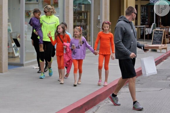 Heidi Klum levou dois de seus quatro filhos também para um restaurante, mas em Brentwood, na Califórnia