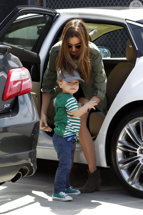 A top Miranda Kerr leva o filho Flynn Bloom, de 2 anos, para sua aula de ginástica em Los Angeles
