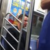 Keanu Reeves, astro de 'Matrix', estava acomodado em um assento de metrô em Nova York, nos Estados Undos