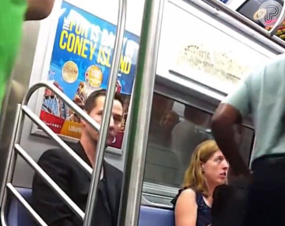 Keanu Reeves, astro de 'Matrix', aparece andando de metrô. Ator mora em Hollywood e é vizinho de Leonardo Di Caprio