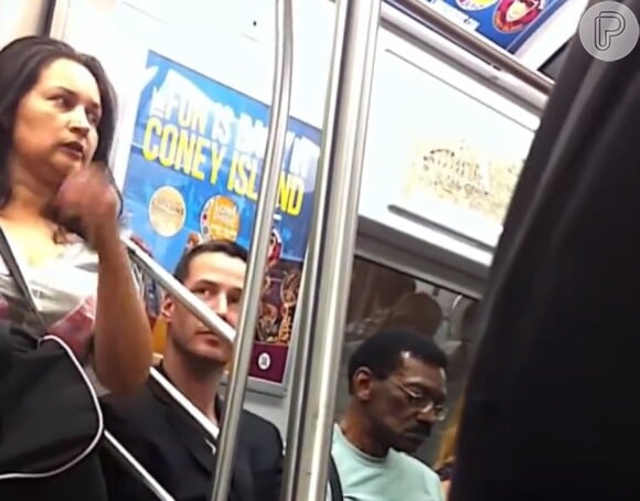 Keanu Reeves, astro de 'Matrix', percebe mulher de pé e cede lugar em metrô em Nova York, EUA